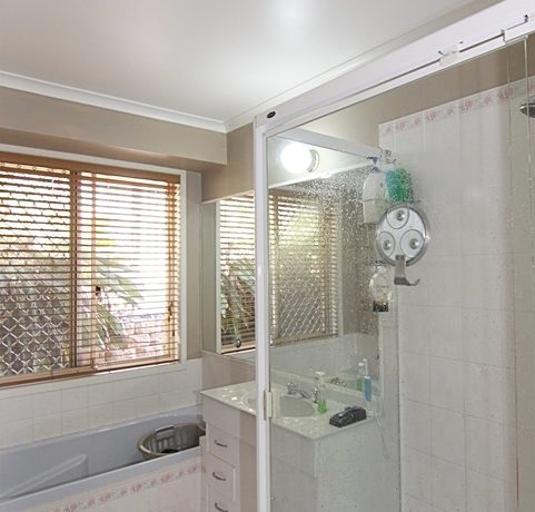 16 Tamarind - bathroom 1