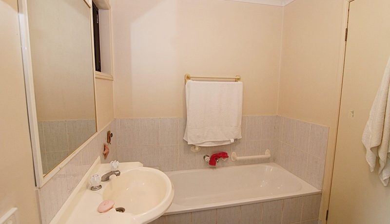 2-20 Ogilvie - bathroom