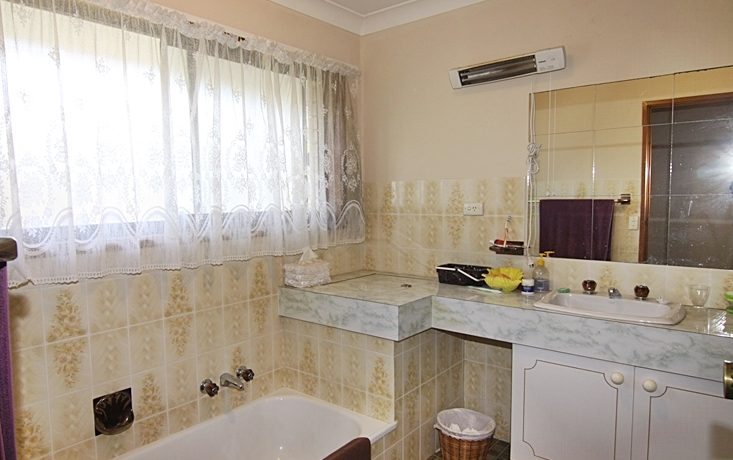 10 Nerang River - bathroom 1