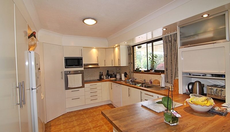 10 Nerang River - kitchen