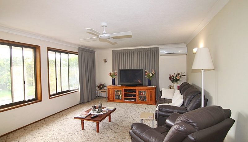 10 Nerang River - loungeroom 1