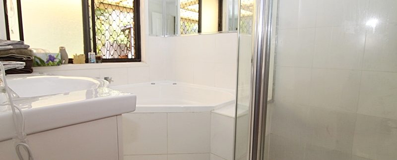 12 Clutha - bathroom