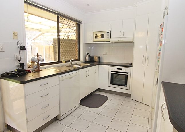 12 Clutha - kitchen