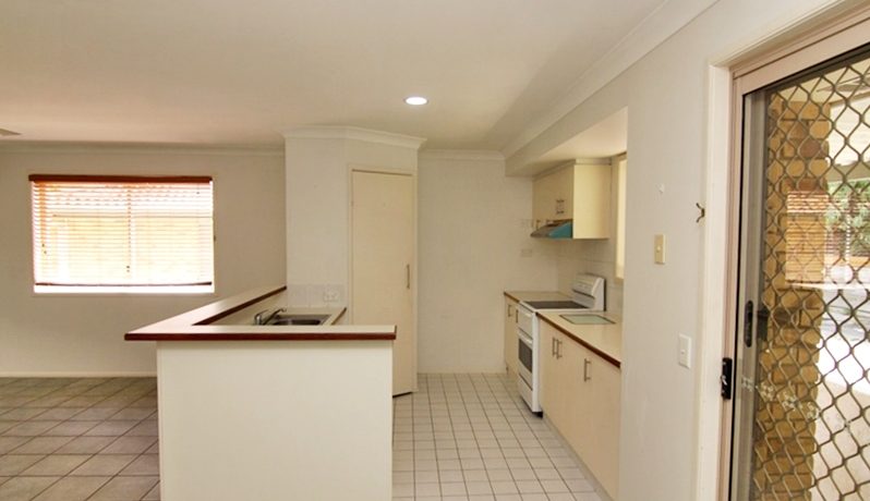 2-16 Lauder - kitchen1