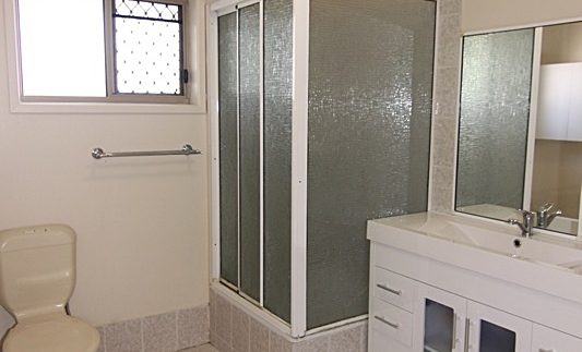 10-50 Martin - bathroom