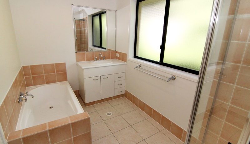 26-4 Bushmead - bathroom