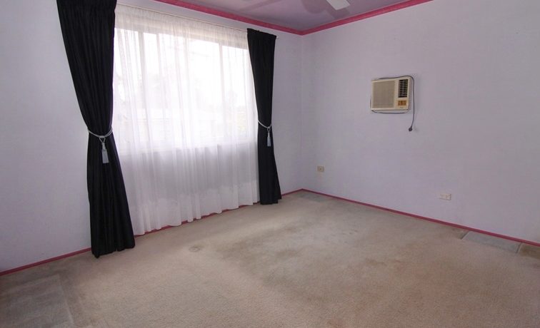 10 The Linkway - bedroom1