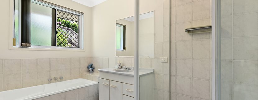 17 Renfrew -bathroom