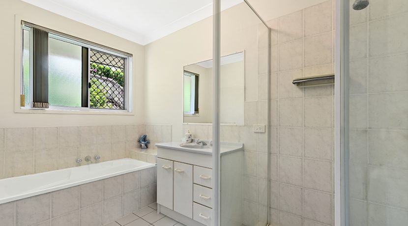 17 Renfrew -bathroom